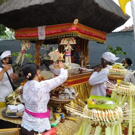 Piodalan dan Melaspas Piyasan Parhyangan Kantor Desa Padangsambian Kaja