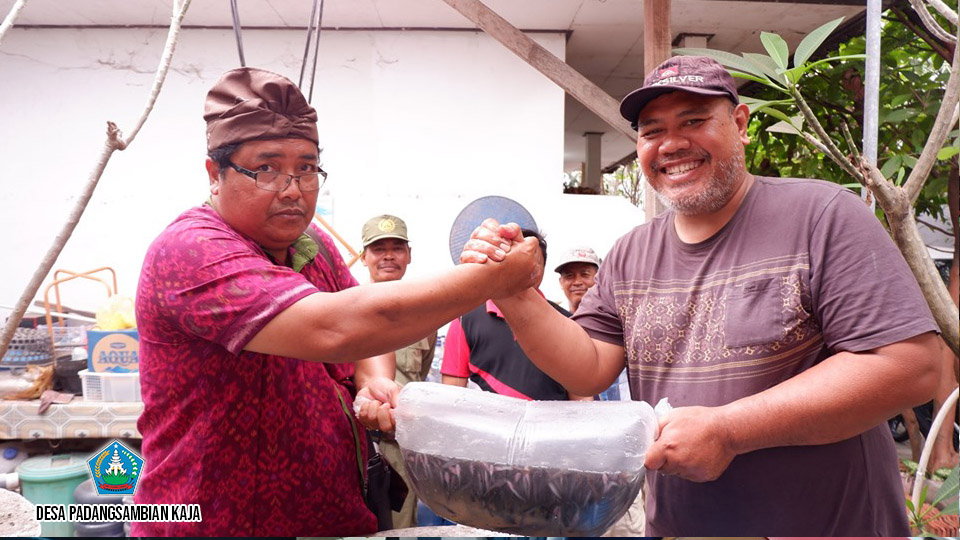 Serah Terima Benih Lele di Dusun Tegehsari Desa Padangsambian Kaja
