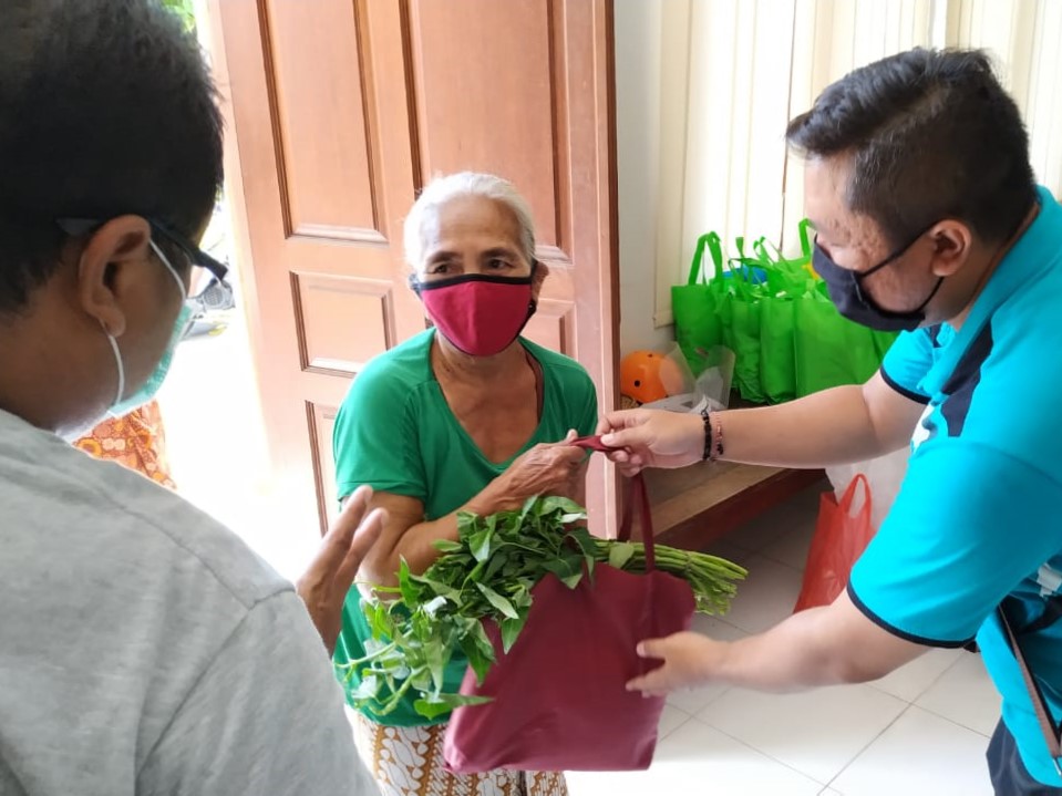 Satgas COVID-19 Desa Padangsambian Kaja Menyalurkan Bantuan Sembako